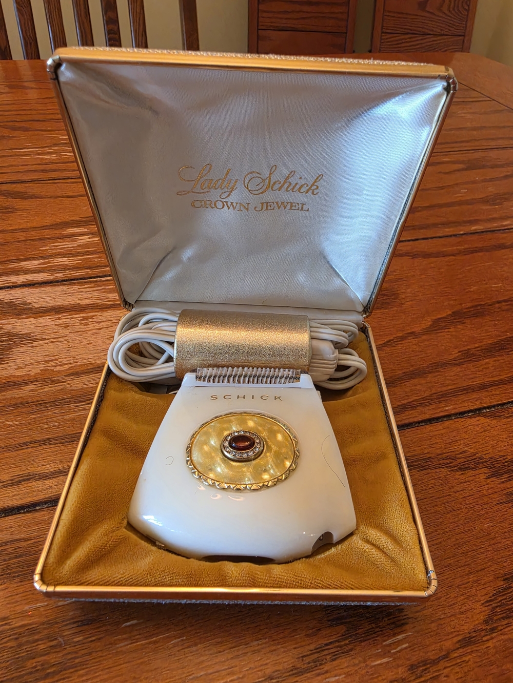 Vintage Lady Chic Crown Jewel Electric Shaver in White and Gold